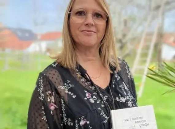 Anja hält ein eigenes Meminto Buch in den Händen