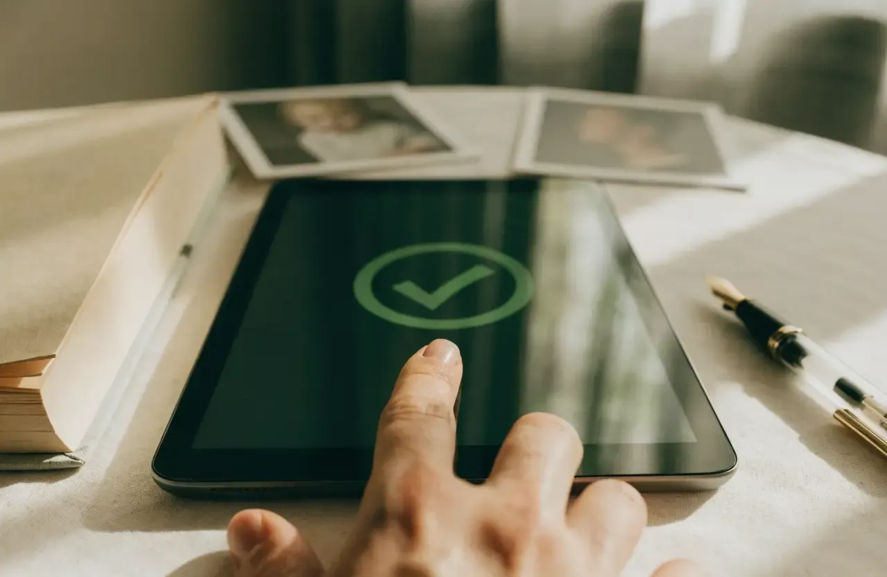 Sharing settings being confirmed with a green check on a tablet