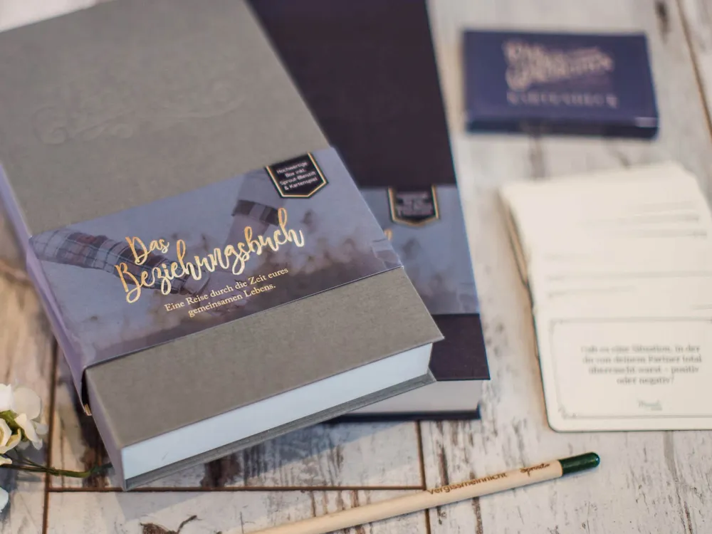 Arrangiertes Meminto Beziehungsbuch mit Erinnerungsbox und Karten