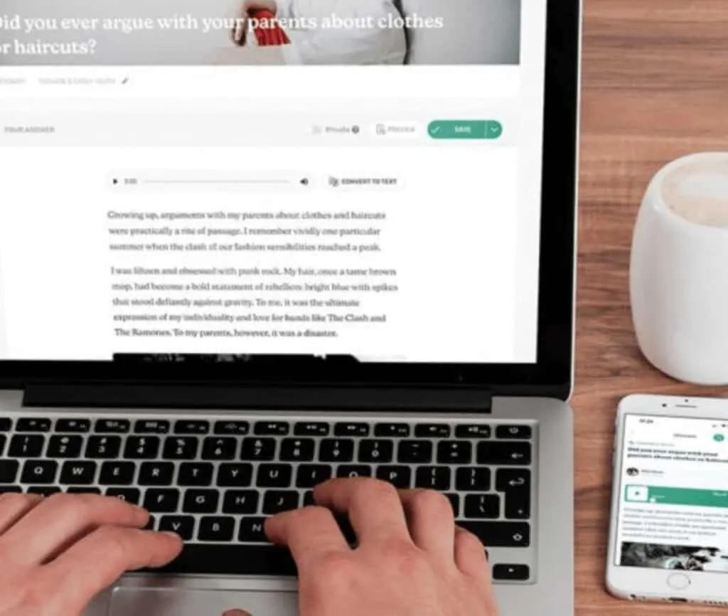Reisebuch-Projekt auf Laptop und Smartphone mit sichtbarer englischer Meminto-Oberfläche