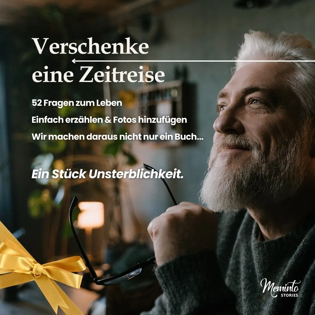 Grauhaariger Mann blickt lächelnd zur Seite, daneben der Schriftzug „Verschenke eine Zeitreise“
