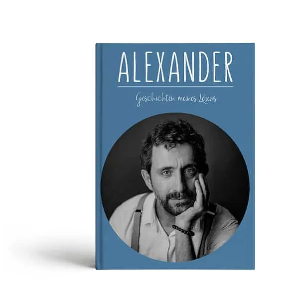 Blaues Lebensbuch mit dem Titel Alexander und einem Schwarz-Weiß-Porträt auf dem Cover