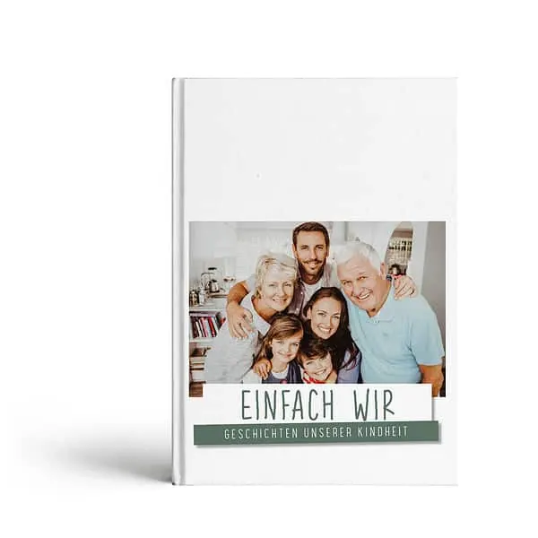 Weißes Hardcover-Buch mit einem Familienfoto auf dem Cover und dem Titel Einfach wir
