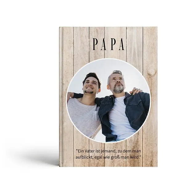 Elternbuch mit Holzoptik-Cover und dem Foto eines Vaters mit seinem erwachsenen Sohn