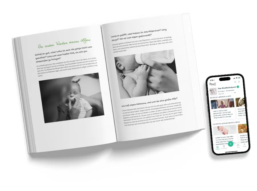 Aufgeschlagenes Kindheitsbuch mit Babyfotos und Text, daneben die Meminto App auf einem Smartphone