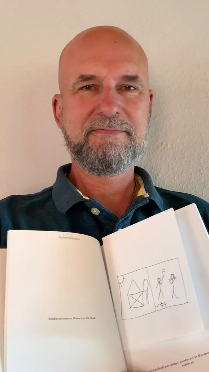 Carsten mit der ersten Lieferung seines Meier’s Weltreise Buchs, bei der die Bilder fehlten
