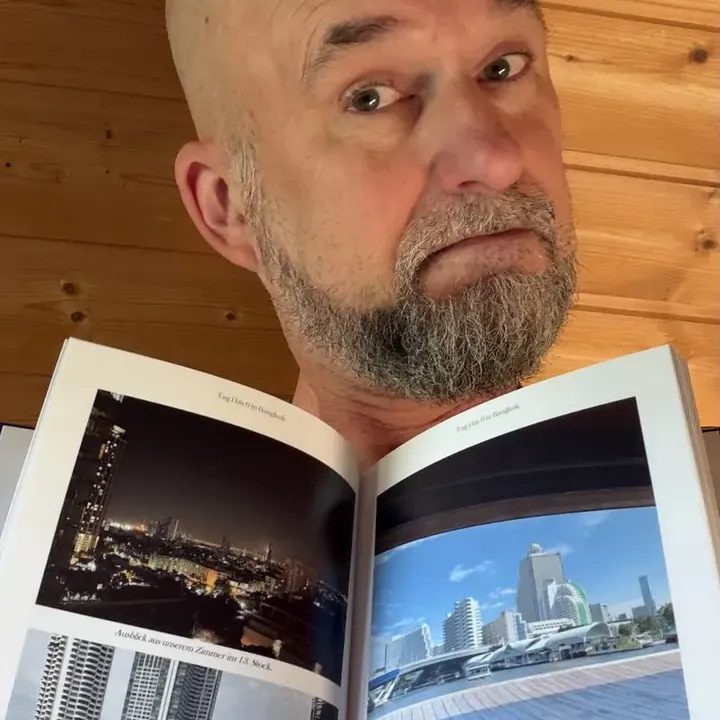 Carsten mit dem kostenfreien Neudruck seines Meier’s Weltreise Buchs mit sichtbaren Bildern