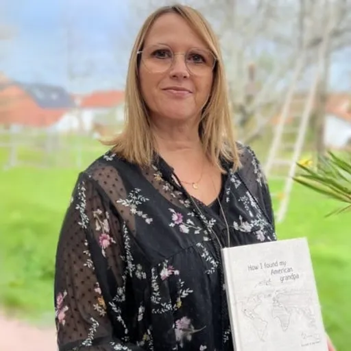 Anja with their own Meminto book