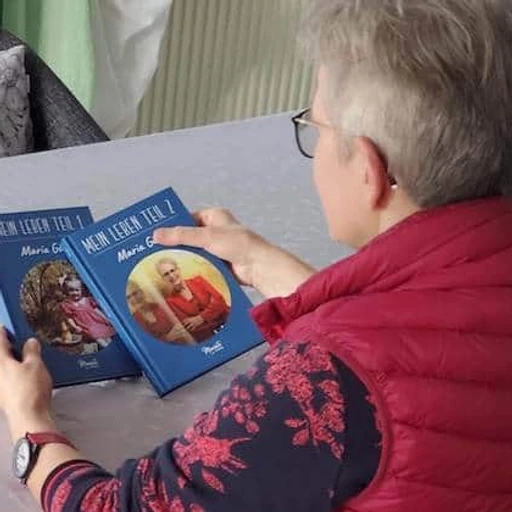 Maria mit dem eigenen Meminto Buch