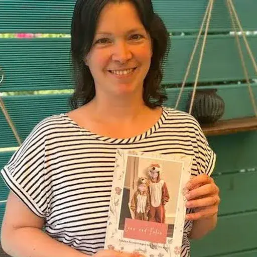 Carolin com o seu livro Meminto