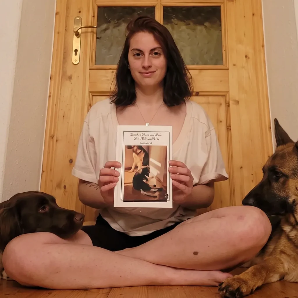 Isabella com o seu livro Meminto